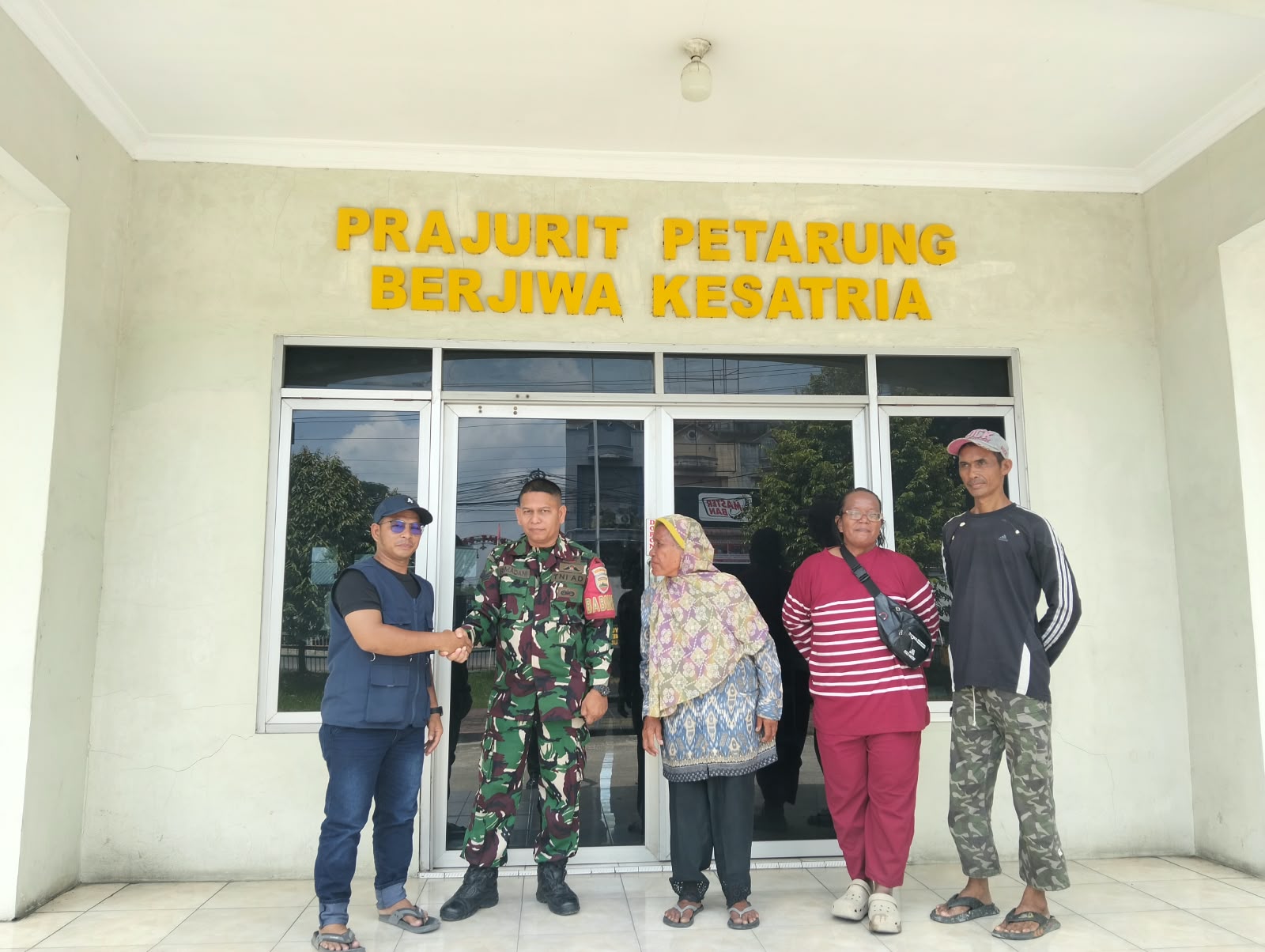 Berkat Babinsa Koramil 13/PST Nenek Kesasar Akhirnya Kumpul Kembali Bersama Keluarganya