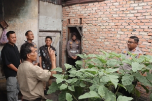 Hadir di Dusun Kampung Bukit, Kapolres Kampar Langsung Tinjau & Pastikan Rehab Rumah Ibu Suraya