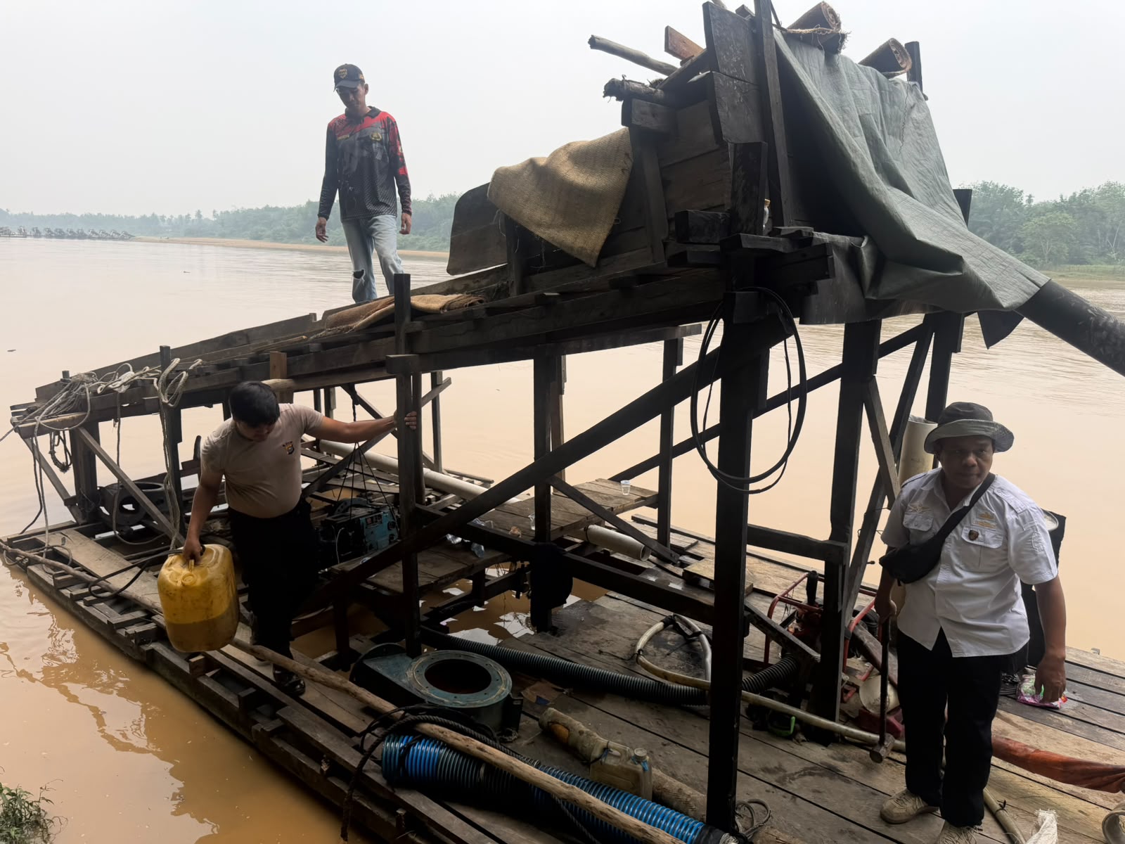 Polsek Cerenti Tindak PETI di Sungai Batang Kuantan, Satu Rakit Dibakar