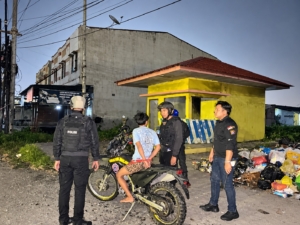 Respons Aduan Di Medsos, Tim Macan Belawan Amankan Pemuda dan Sita 5 Sajam di Bawah Flyover Desa Helvetia