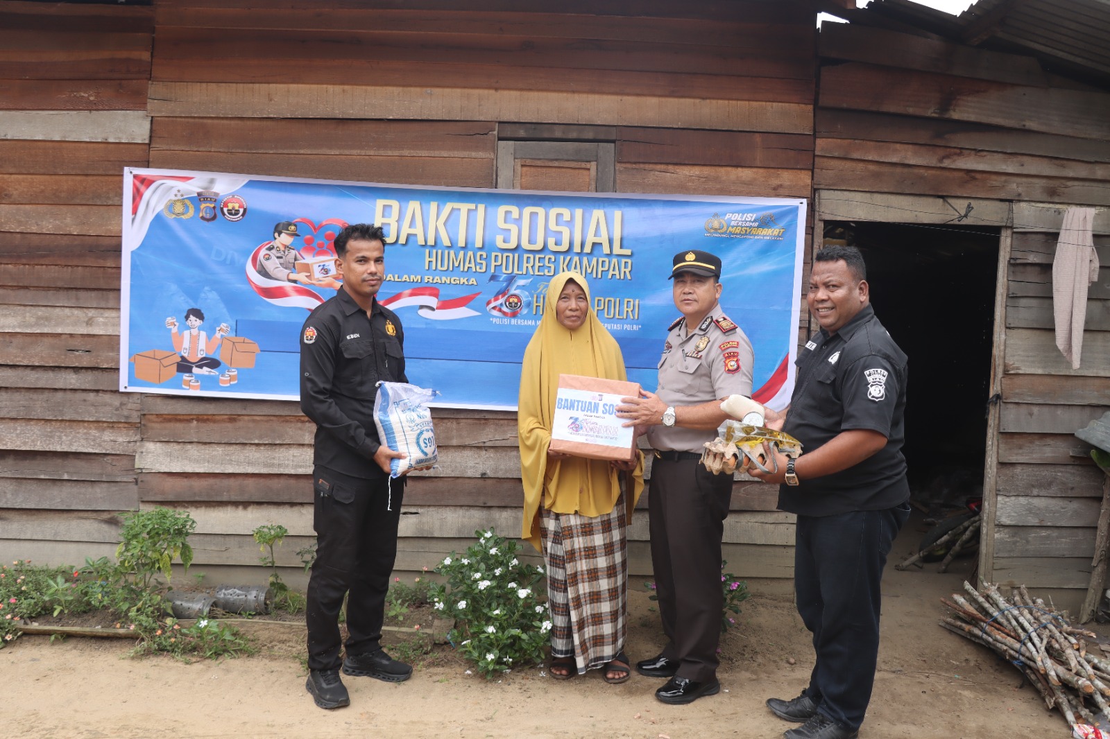 Sambut Hari Jadi Humas Polri ke-75, Humas Polres Kampar Berbagi Kebahagiaan dengan Warga Kurang Mampu