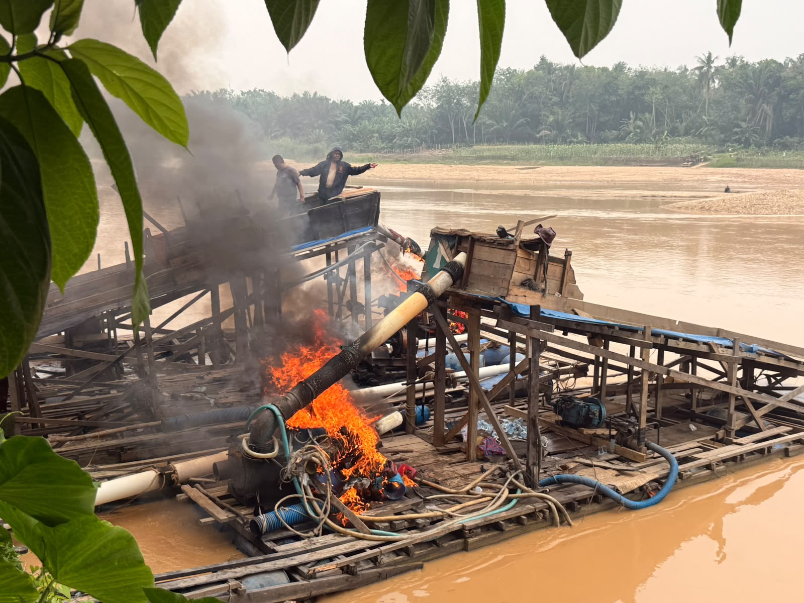 Polsek Cerenti Tertibkan 8 Rakit PETI di Sungai Batang Kuantan, Kecamatan Inuman