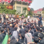 Gagal Didamaikan DPRD Riau: Demo Mahasiswa Memanas, 2 Orang Terluka — Kapolresta Pekanbaru Langsung Turun Tangan