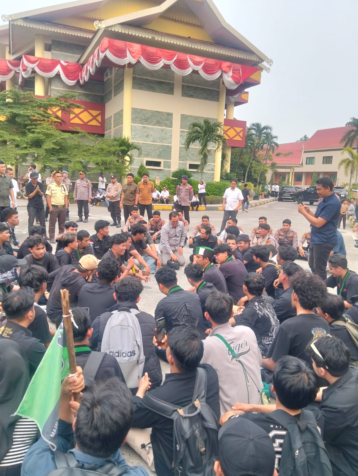 Gagal Didamaikan DPRD Riau: Demo Mahasiswa Memanas, 2 Orang Terluka — Kapolresta Pekanbaru Langsung Turun Tangan
