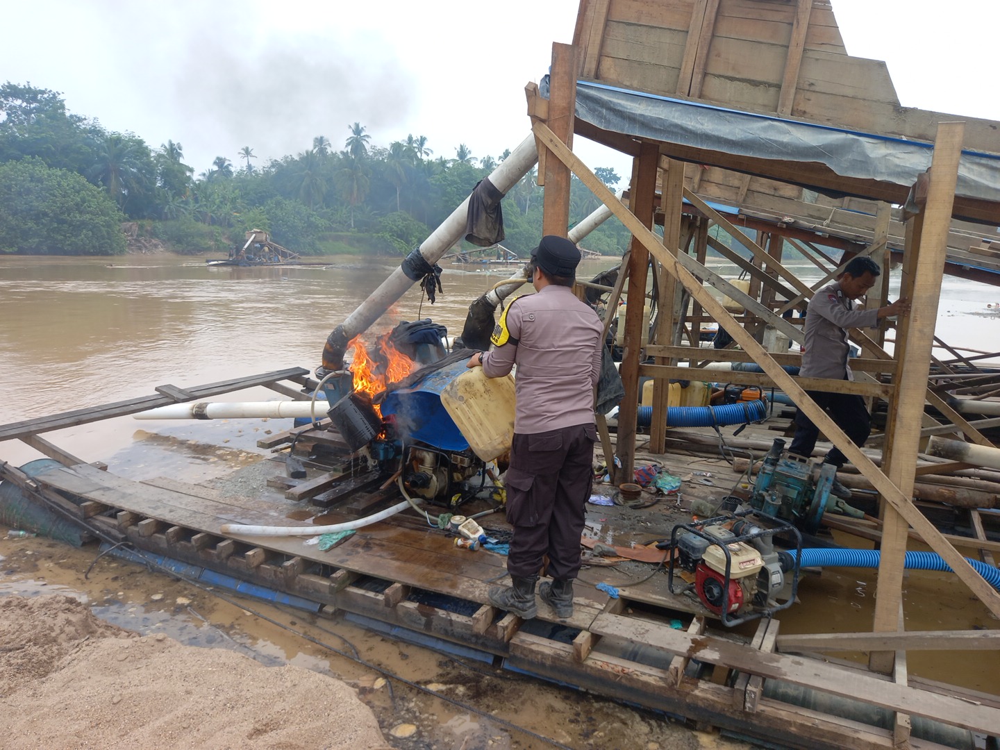 Polsek Cerenti Tindak Lanjut Pengaduan Masyarakat Melalui Layanan Kepolisian 110, Tiga Rakit PETI di Sungai Kuantan Ditindak