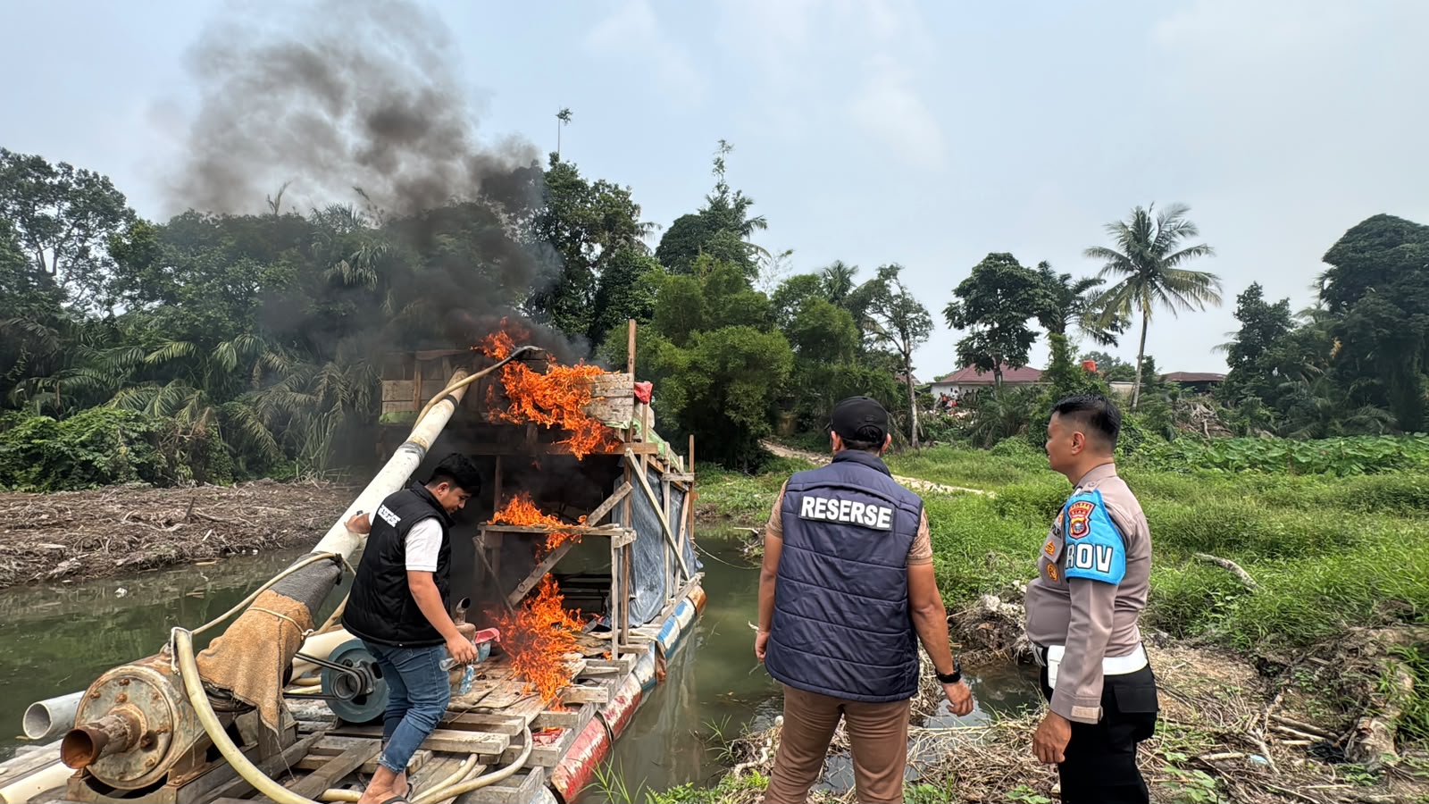 Polsek Singingi Hilir Tertibkan Aktivitas PETI di Desa Petai, Empat Rakit Dompeng Dimusnahkan