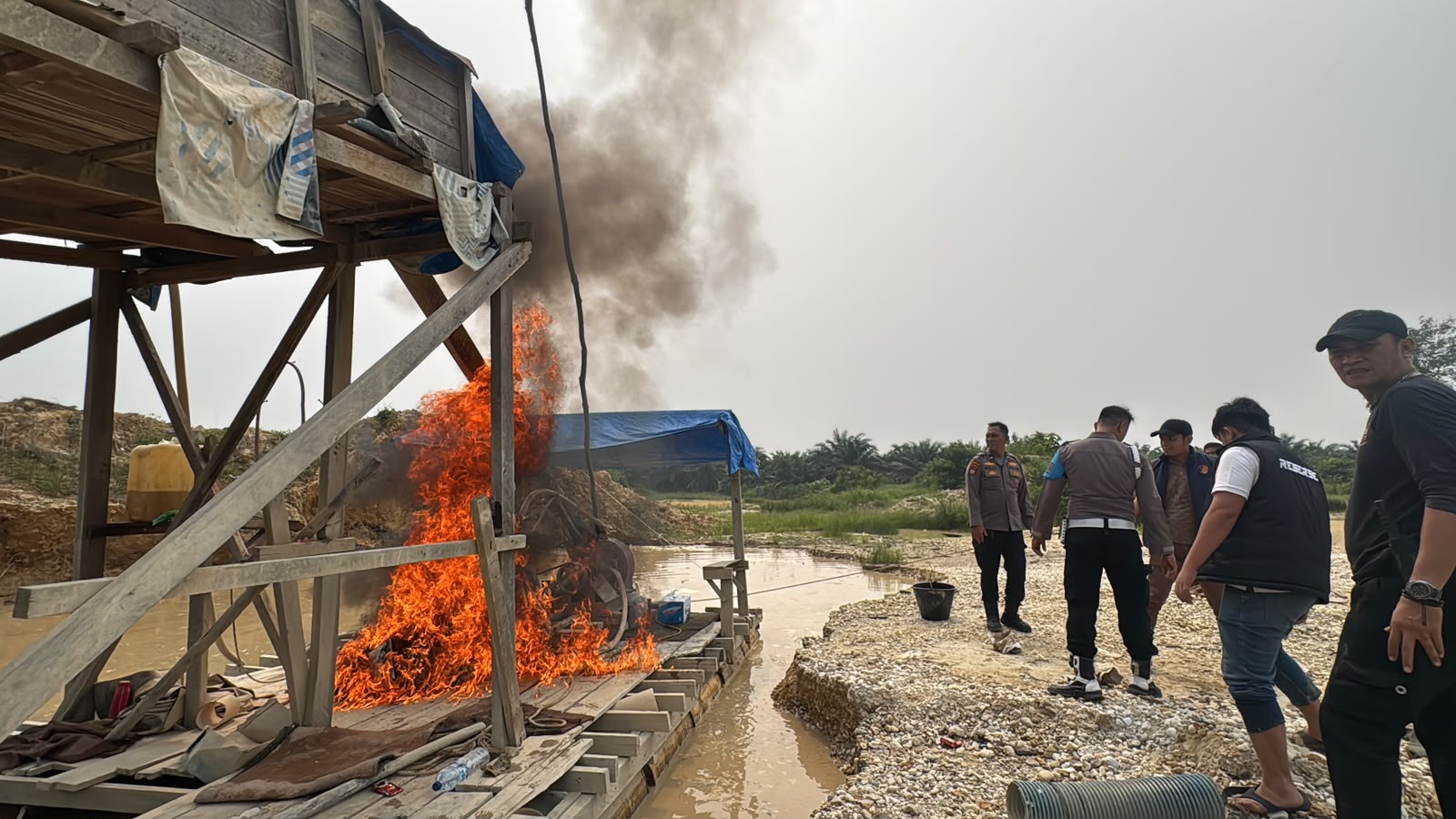 Polsek Kuantan Tengah Tertibkan PETI di Titian Modang Kopah, Satu Unit Dompeng Dimusnahkan