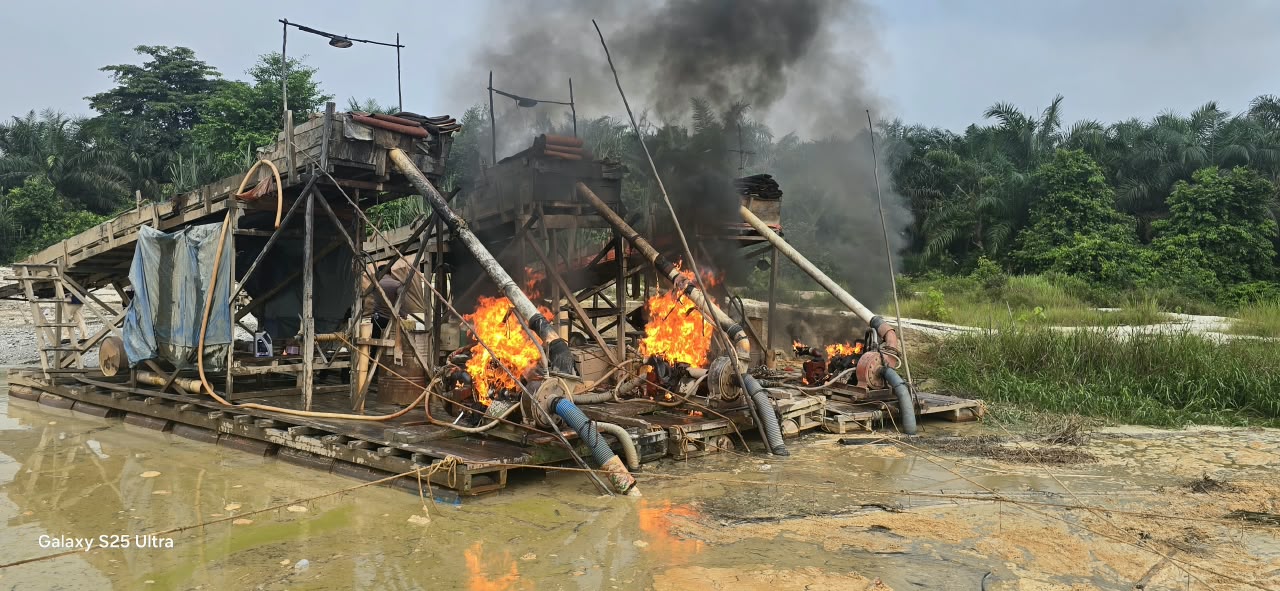 Polsek Kuantan Mudik Tertibkan Aktivitas PETI di Desa Setiang, Tiga Rakit Lanting Dimusnahkan