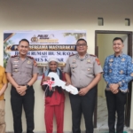Sentuhan Hati Polisi Bersama Masyarakat, Kapolres Kampar Serahkan Rumah Layak Huni untuk Ibu Suraya Lansia 73 Tahun