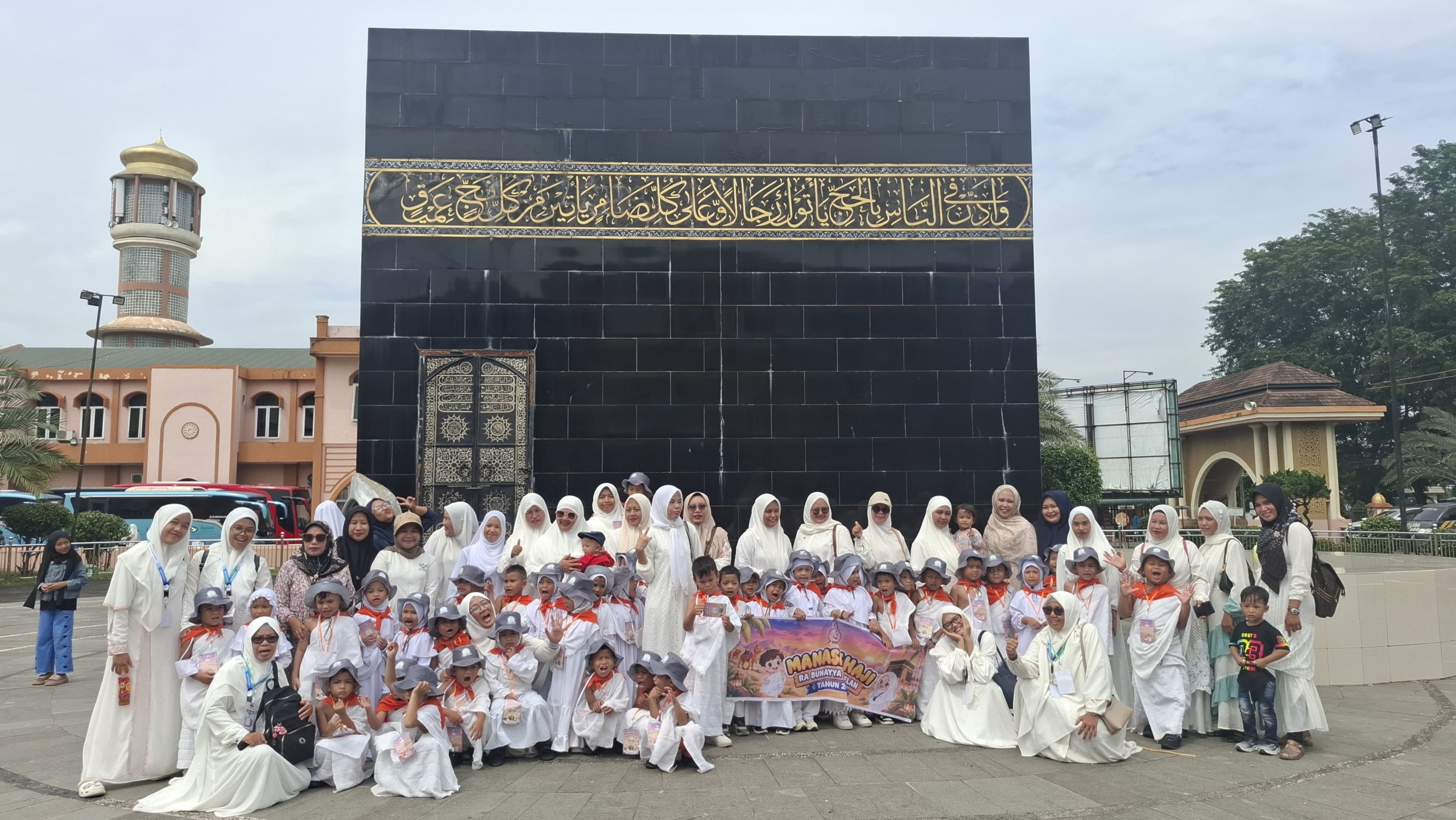 Raudhatul Athfal (RA) Bunayya Marelan Sukses Berpartisipasi dalam Peragaan Manasik Haji Anak-Anak PAUD Se-Kota Medan di Asrama Haji Medan