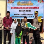 POLRES KUANSING HADIR UNTUK RAKYAT, KAPOLRES SERAHKAN KUNCI RUMAH LAYAK HUNI DI SITORAJO KARI