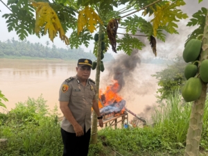 Polsek Cerenti Patroli PETI di Sungai Batang Kuantan, Satu Rakit Dimusnahkan