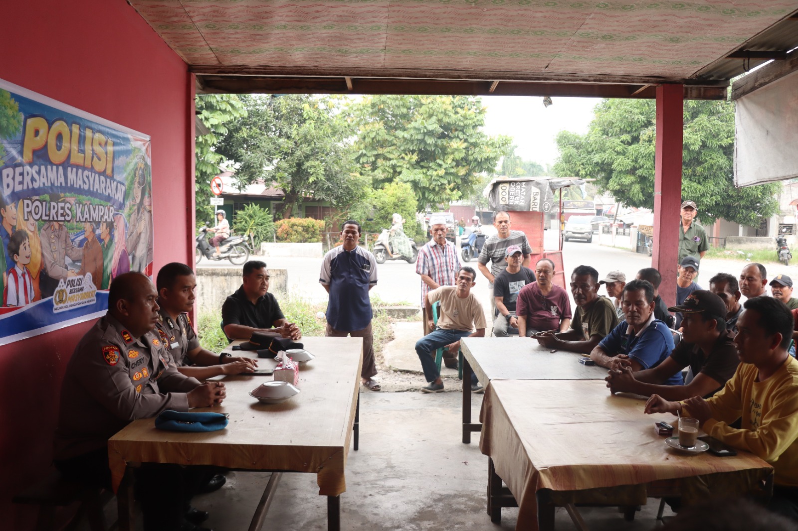 Polisi Bersama Masyarakat: Dari Kedai Jadi Tempat Berbagi Aspirasi dan Pesan Keamanan